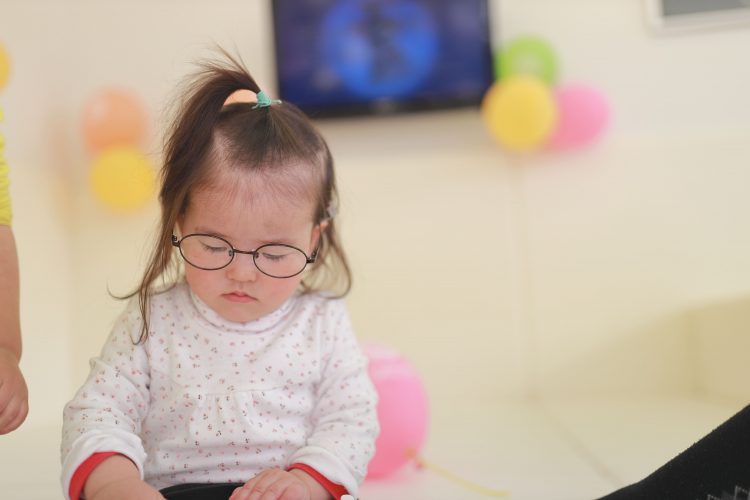 おもちゃ、知育玩具で遊ぶ0歳～1歳児の女の子