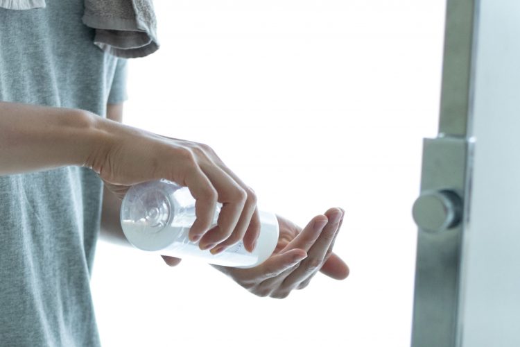 メンズ化粧水を手に載せる男性