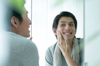 メンズ化粧水をつける男性