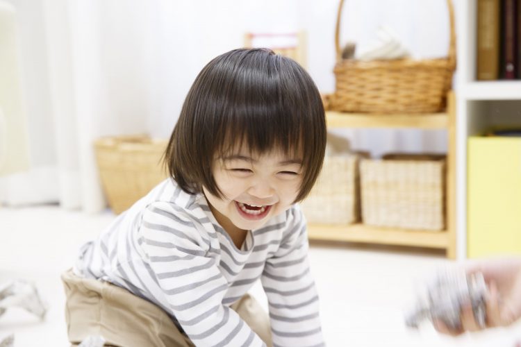 おもちゃ、知育玩具で遊ぶ2歳、3歳児