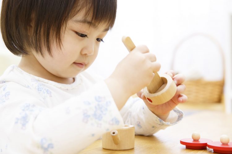 一人でおもちゃ、知育玩具で遊ぶ2歳、3歳の女の子