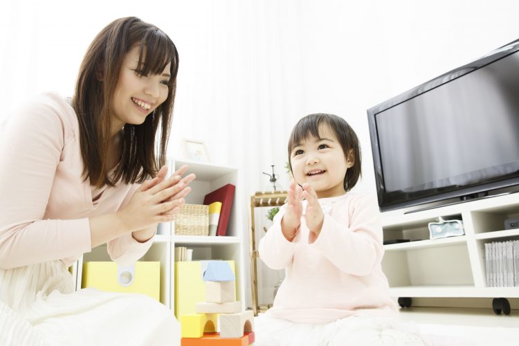 お母さんとおもちゃ、知育玩具で遊ぶ2歳、3歳児