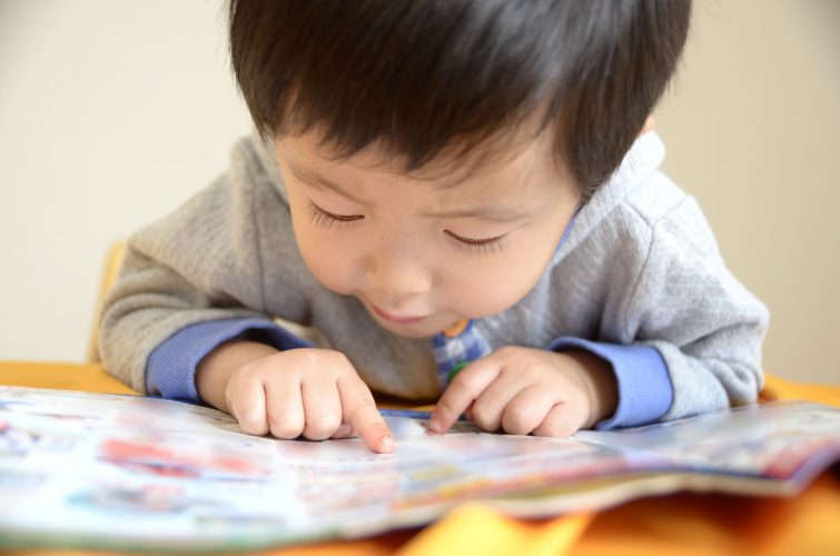 知育玩具で遊ぶ4歳、5歳、6歳児