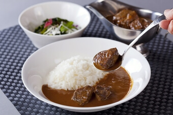 タスクフーズ 宮香本舗「黒毛和牛 極とろカレー」3