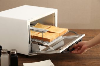 アイリスオーヤマ「スチームオーブントースター　SOT-012-W」2