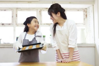 コンベクションオーブンで料理を楽しむ親子