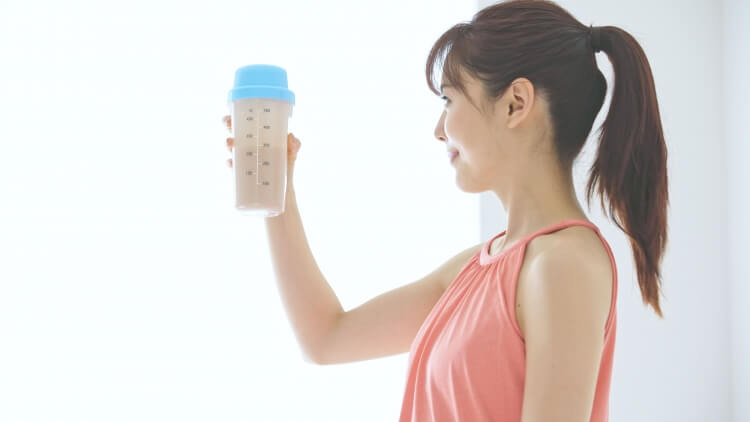 ソイプロテインを飲む女性