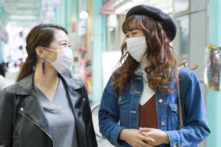マスクをつけて話す女性