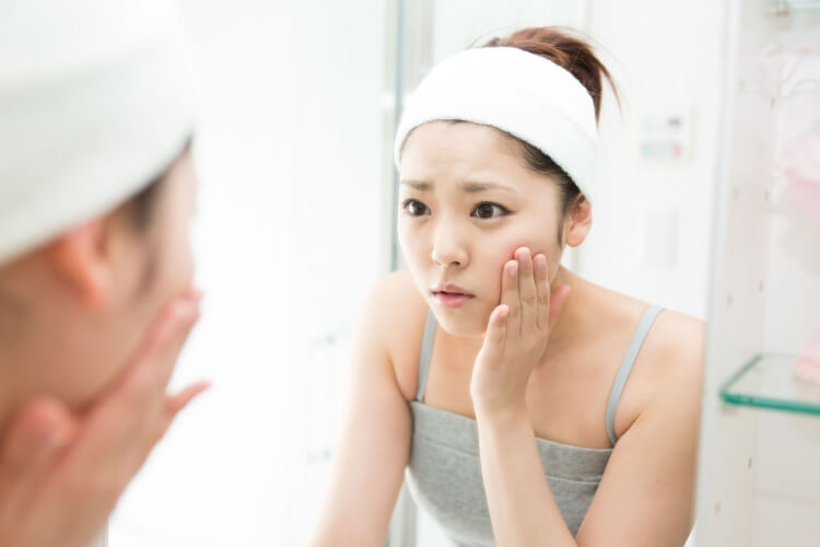 肌トラブルに悩む女性