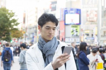スマートタグで忘れ物を探す男性