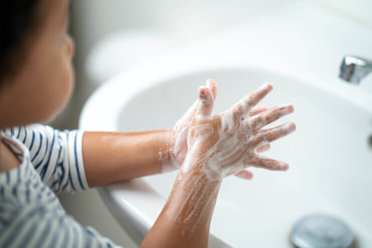 手を洗う子ども