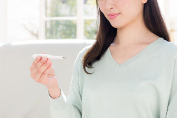 起訴体温を測る女性のイメージ