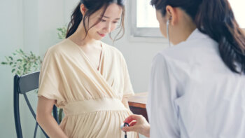 検診を受ける妊婦