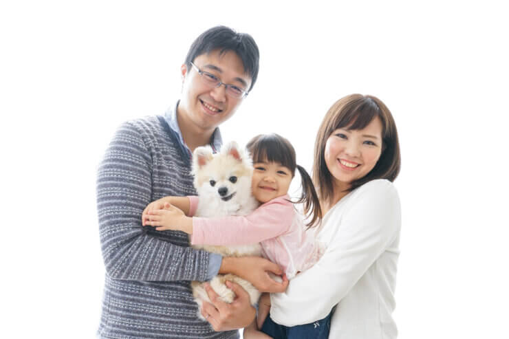 犬を抱く家族