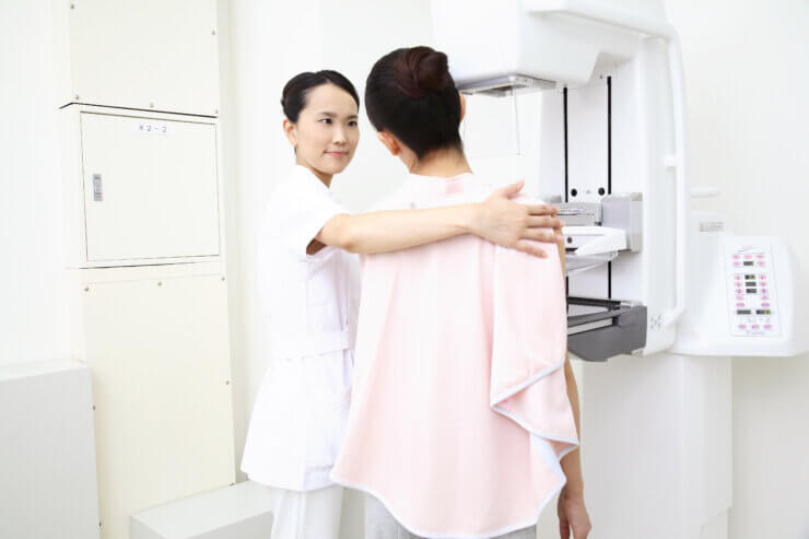 乳がん検診を受ける女性