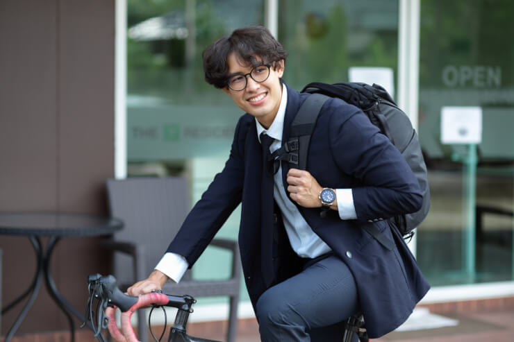 リュックを背負って自転車通勤する男性