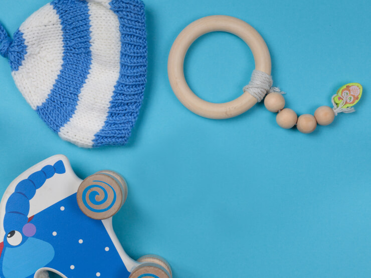 青と白のストライプの赤ちゃん用ニット帽